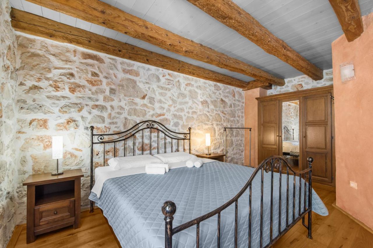 Villa Antonci-18, Pool, 3 Houses, Jacuzzi, Private Territory Antonci  Bagian luar foto