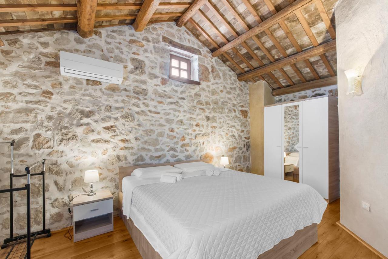 Villa Antonci-18, Pool, 3 Houses, Jacuzzi, Private Territory Antonci  Bagian luar foto