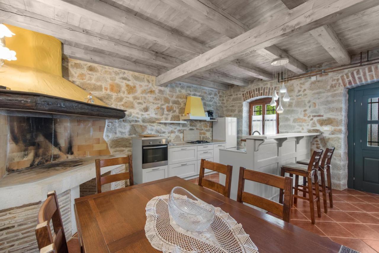 Villa Antonci-18, Pool, 3 Houses, Jacuzzi, Private Territory Antonci  Bagian luar foto