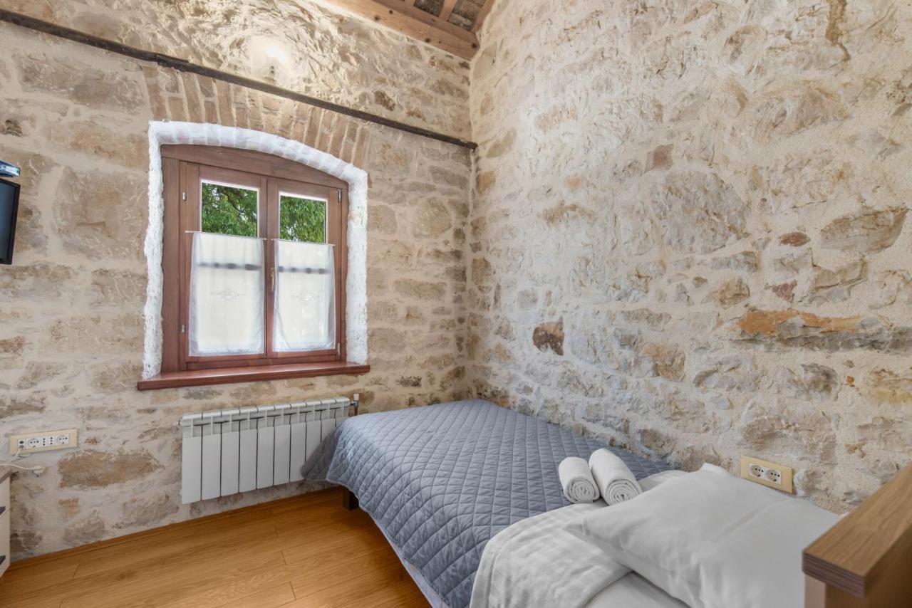 Villa Antonci-18, Pool, 3 Houses, Jacuzzi, Private Territory Antonci  Bagian luar foto