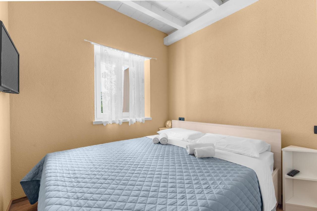 Villa Antonci-18, Pool, 3 Houses, Jacuzzi, Private Territory Antonci  Bagian luar foto