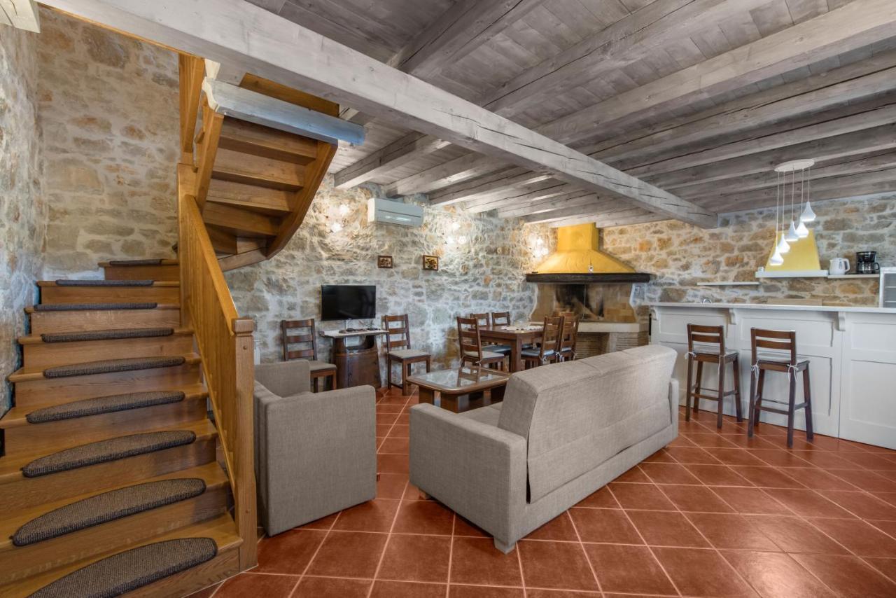 Villa Antonci-18, Pool, 3 Houses, Jacuzzi, Private Territory Antonci  Bagian luar foto